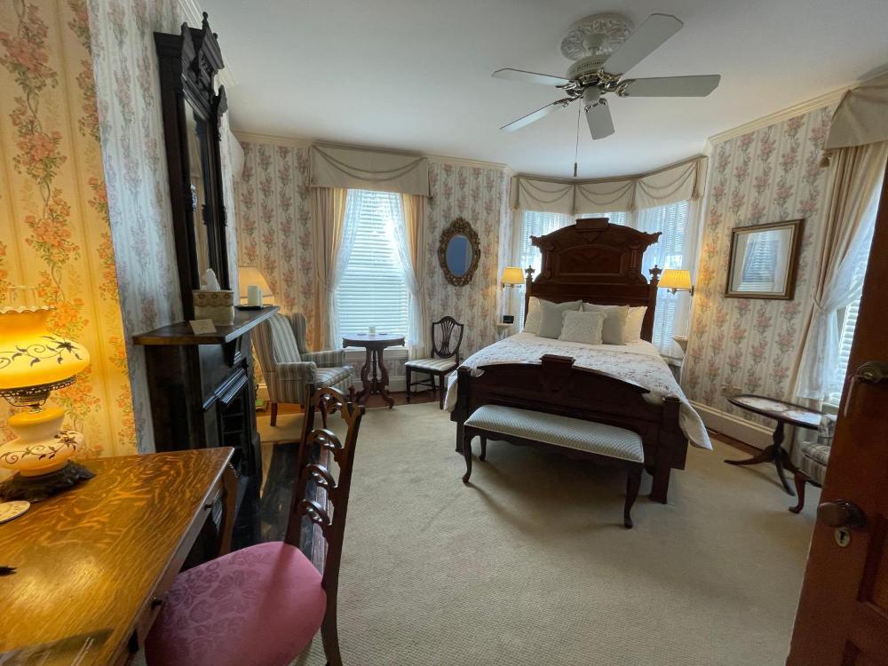 Standard Queen Room interior