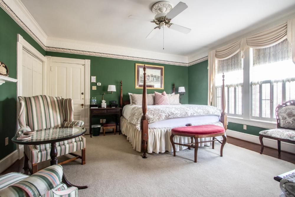 Standard King Room interior